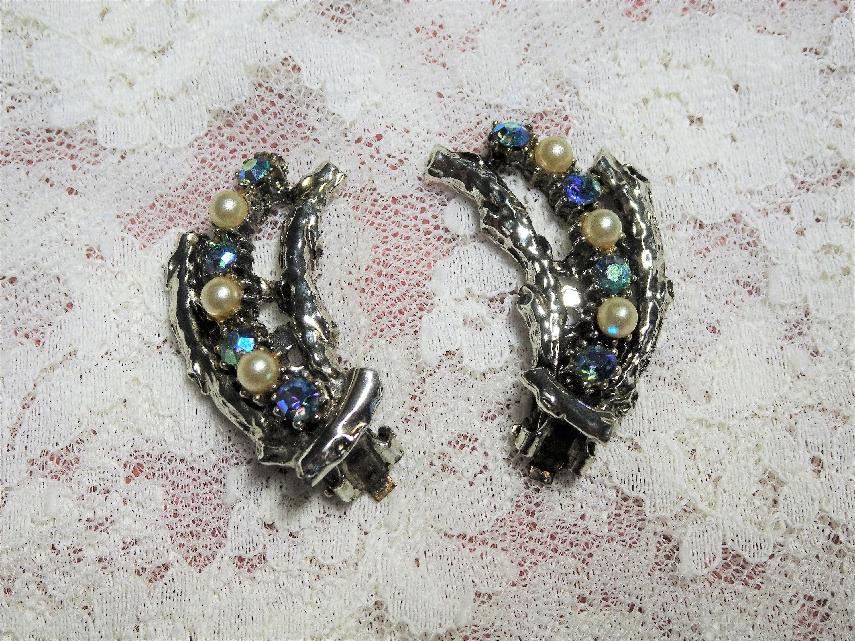 FABULOUS Vintage Art Glass Pearl Earrings,Peacock Blue AB Rhinestone Earrings,Nature Design,Mid Century Clip On Earrings,Collectible Jewelry