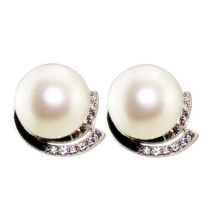 Glittering pearl stud earrings