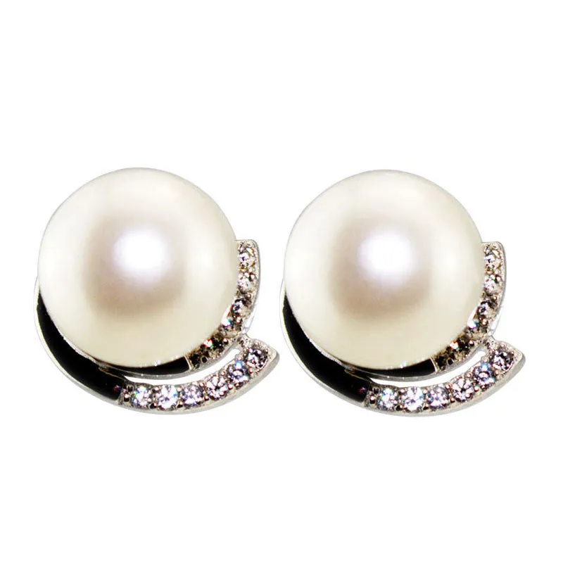 Glittering pearl stud earrings